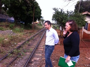 Cruzamento da linha férrea com a Avenida Paranavaí em Maringá não tem calçada para pedestre